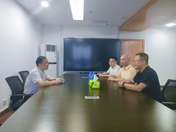 党委副书记、 校长卢超会见我校首位全职引进的海外航空专家