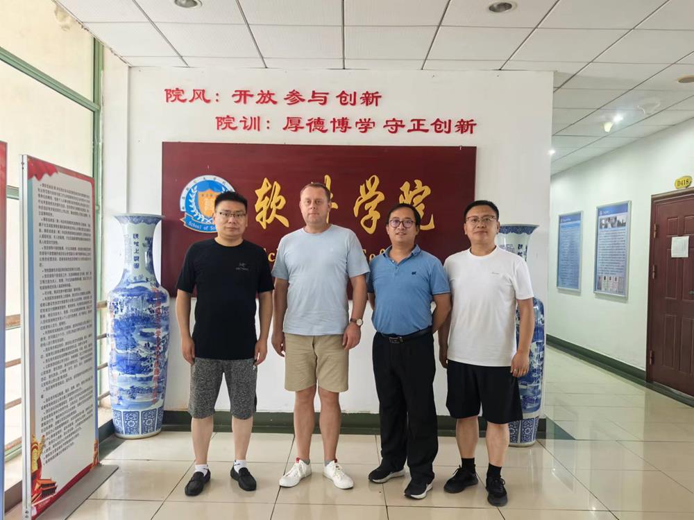 参观软件学院.jpg